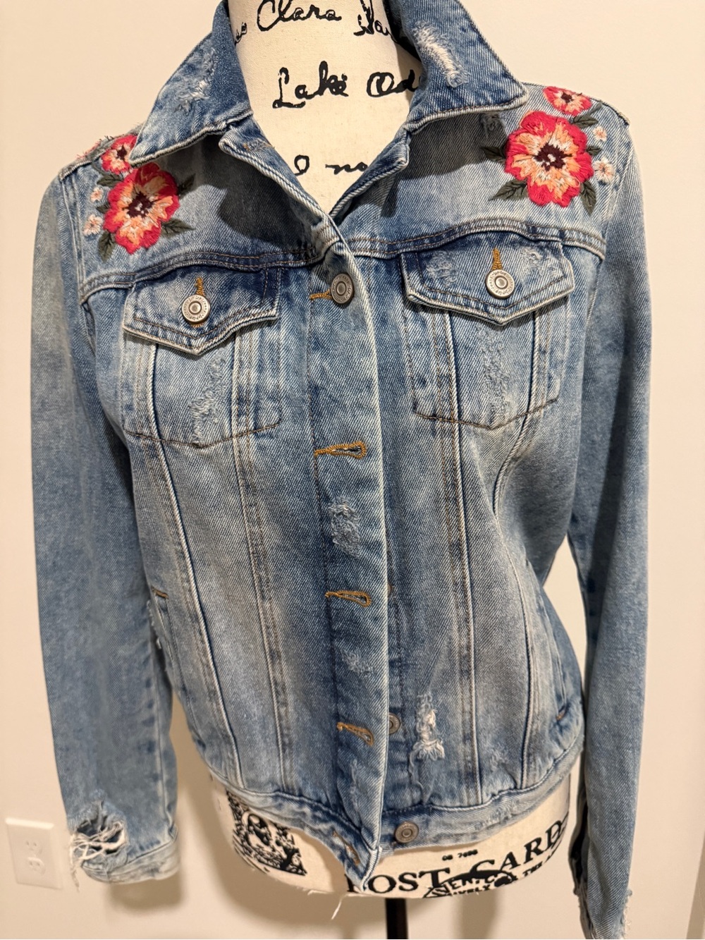 Women’s denim embroidered jean jacket distressed size medium